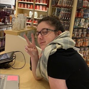 Meet your Posher, Chloe